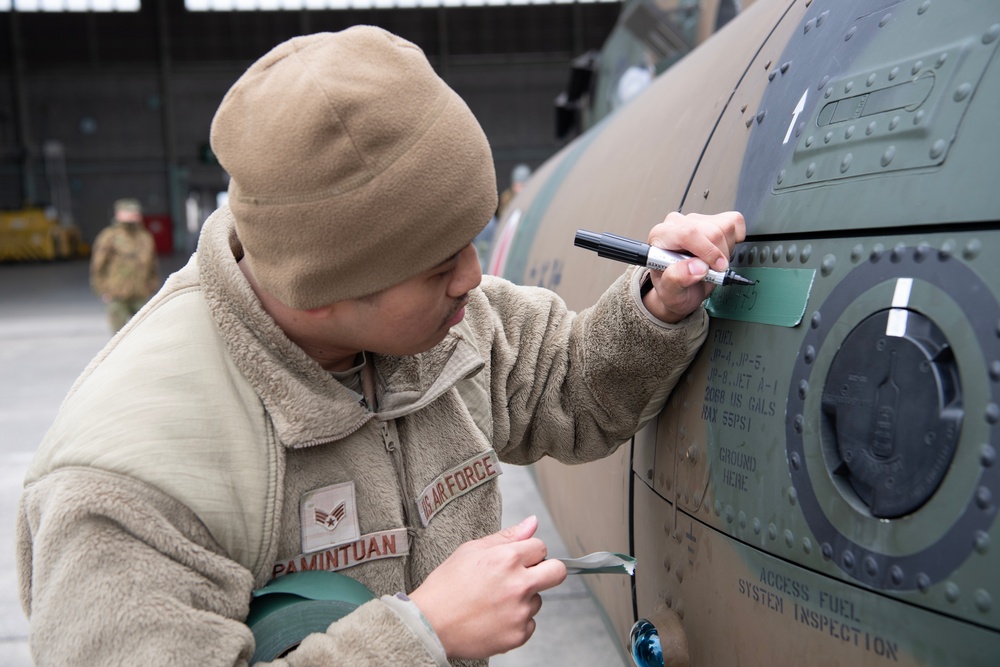 KS25: US, JSDF conduct C-17 static loading test