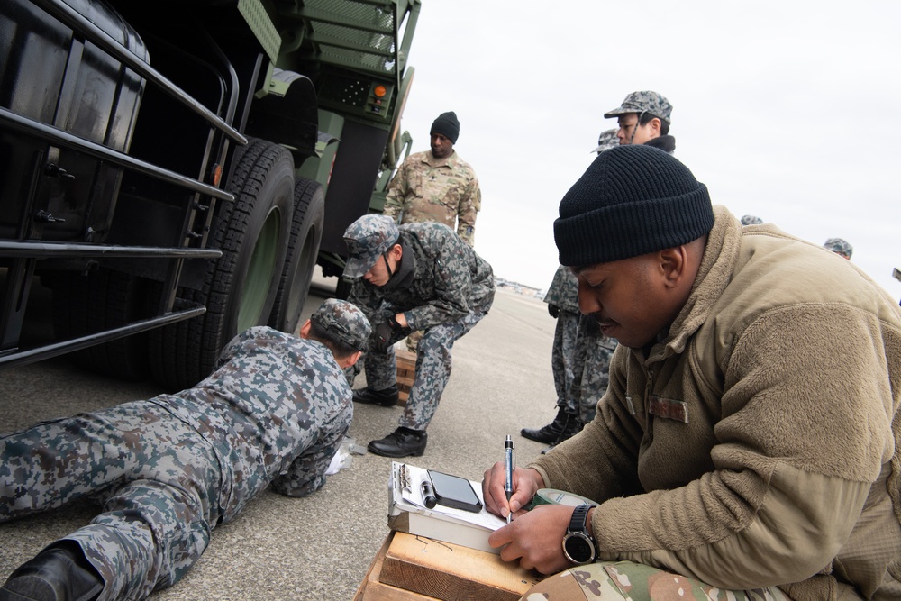 KS25: US, JSDF conduct C-17 static loading test