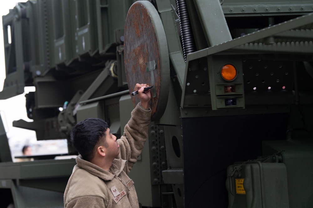 KS25: US, JSDF conduct C-17 static loading test