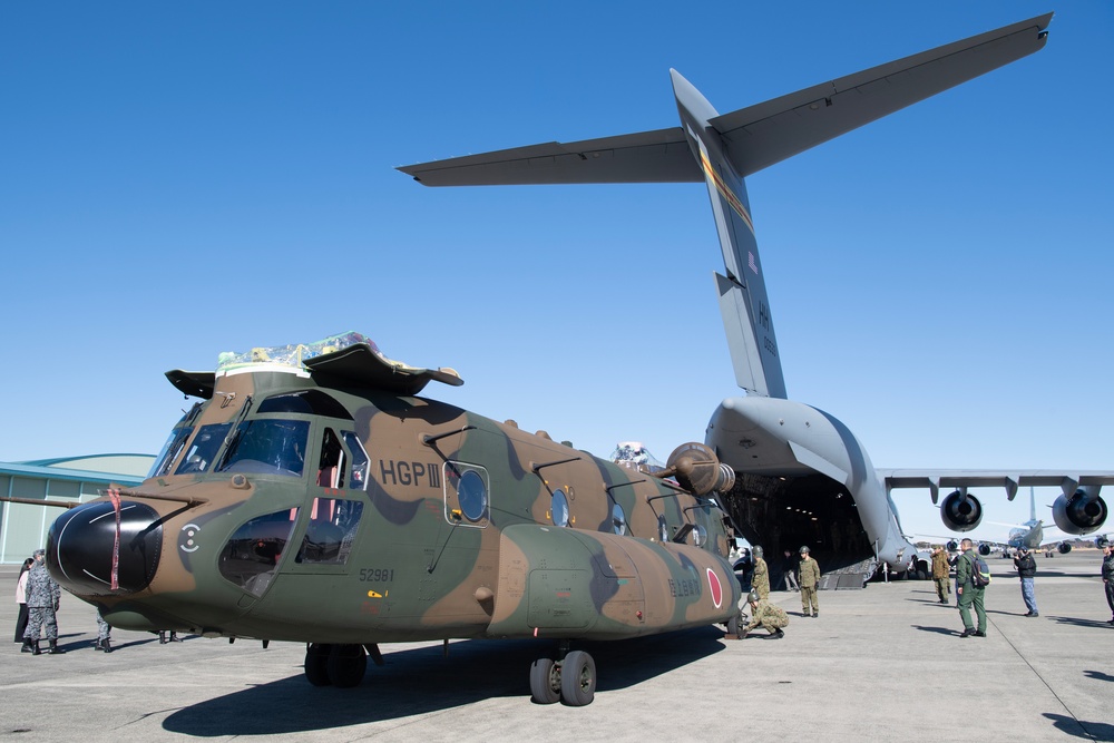 KS25: US, JSDF conduct C-17 static loading test