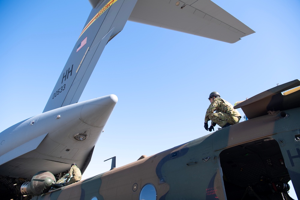 KS25: US, JSDF conduct C-17 static loading test