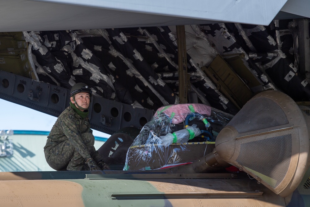 KS25: US, JSDF conduct C-17 static loading test