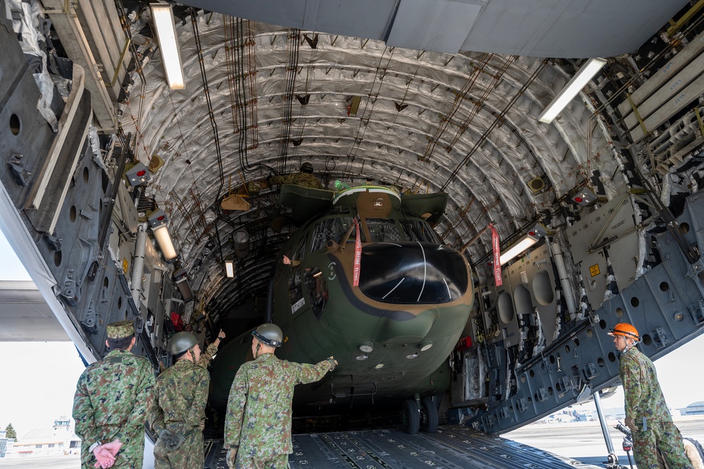 KS25: US, JSDF conduct C-17 static loading test