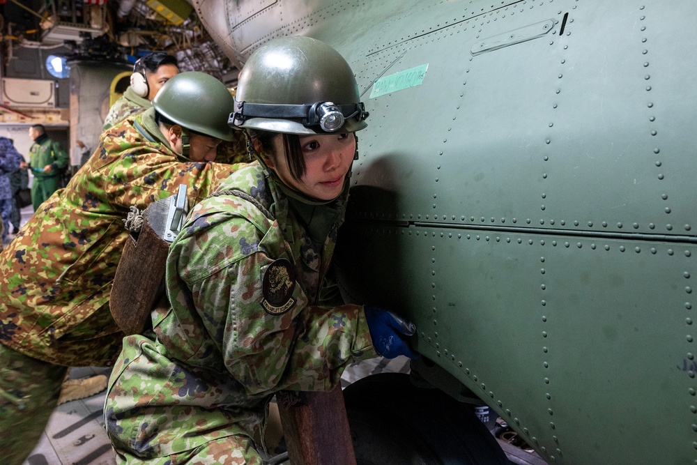 KS25: US, JSDF conduct C-17 static loading test