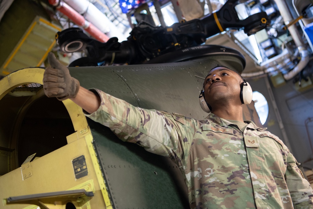 KS25: US, JSDF conduct C-17 static loading test