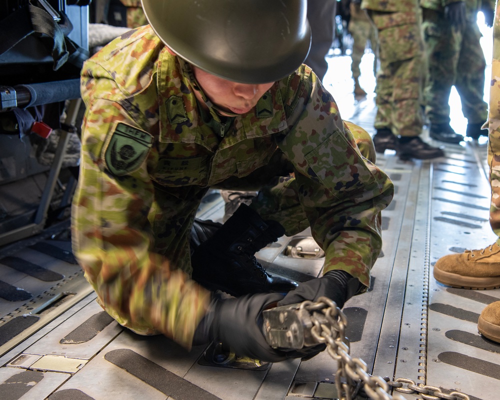 KS25: US, JSDF conduct C-17 static loading test
