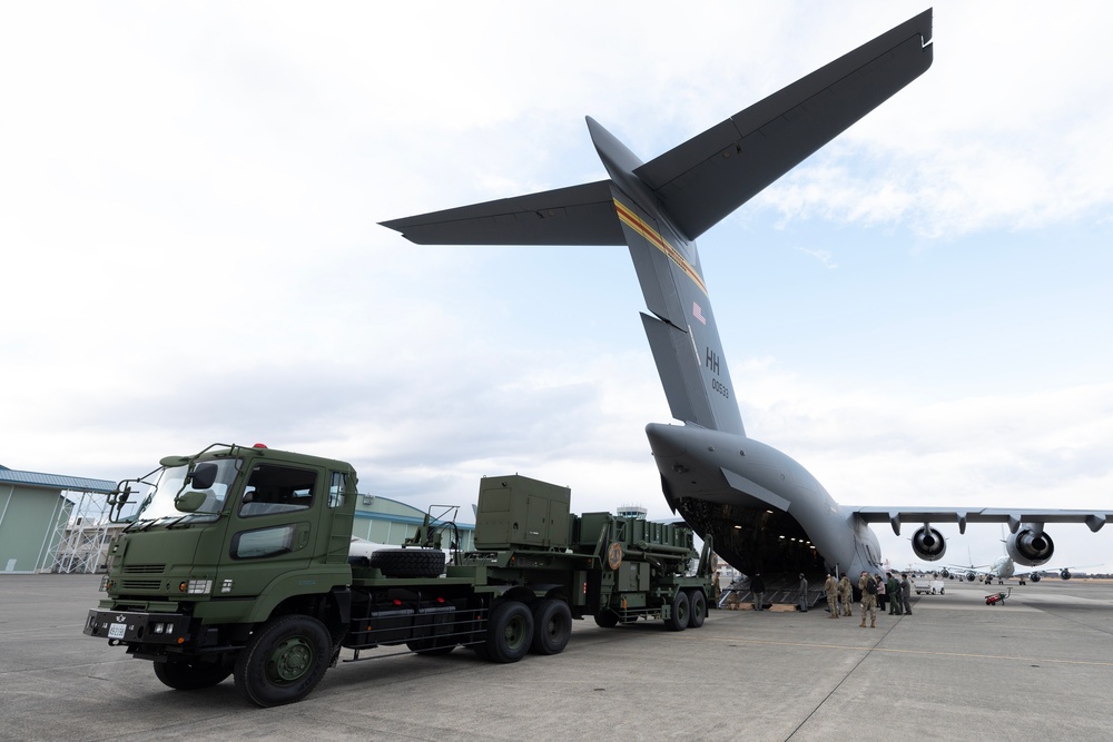 KS25: US, JSDF conduct C-17 static loading test