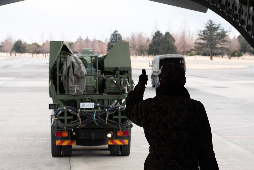 KS25: US, JSDF conduct C-17 static loading test