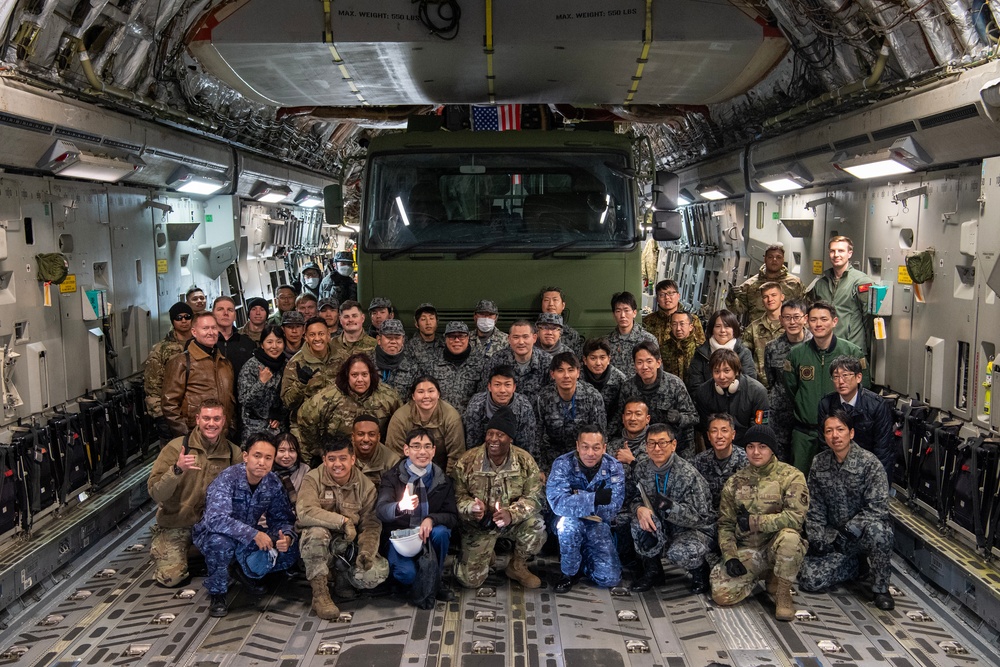 KS25: US, JSDF conduct C-17 static loading test