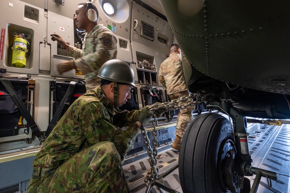 KS25: US, JSDF conduct C-17 static loading test