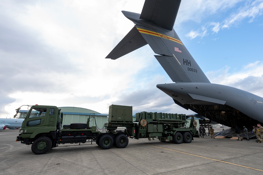 KS25: US, JSDF conduct C-17 static loading test