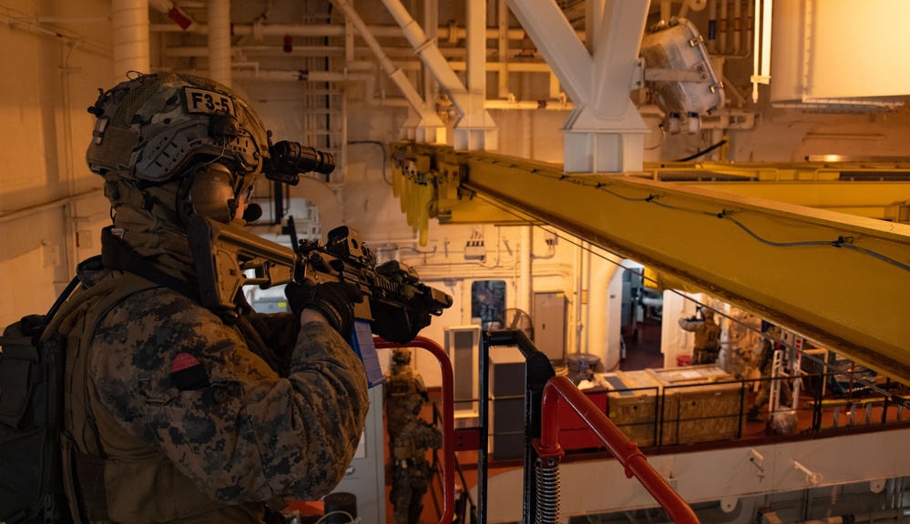 31st MEU Marines Conduct VBSS Training