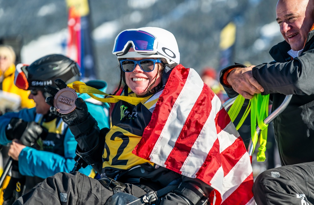 Team U.S. competes in alpine skiing, snowboarding slalom run