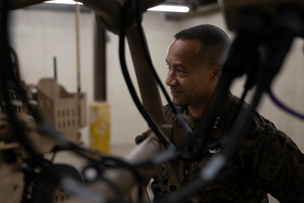 II MEF Commanding General tours 2nd Marine Aircraft Wing