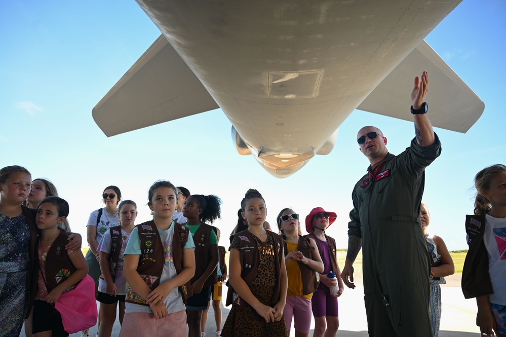 Andersen AFB Girl Scouts receive in-depth tour of B-1