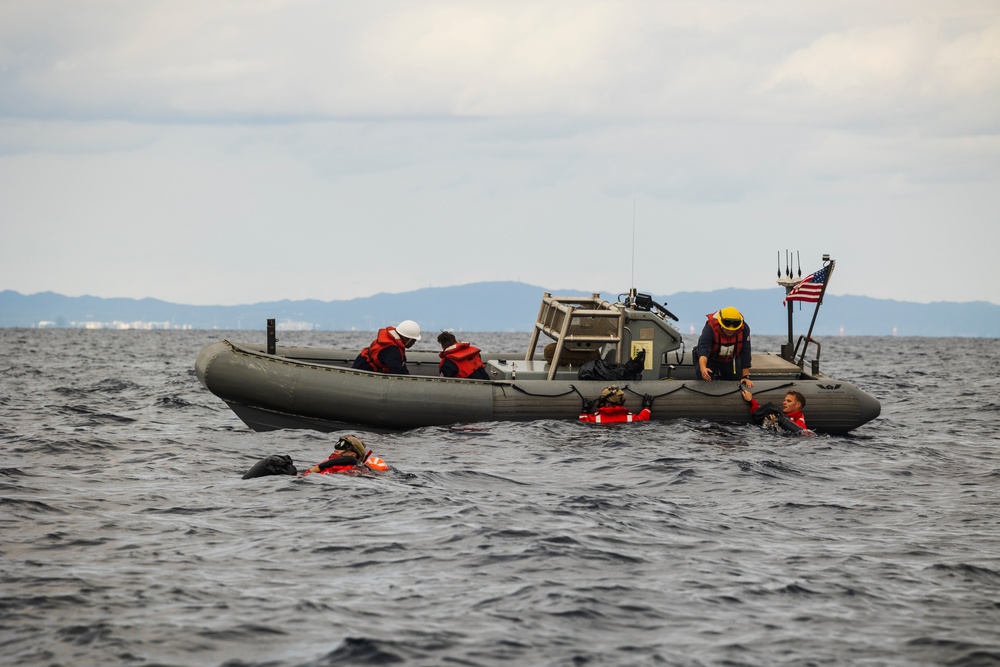 III MEF EOTG conducts a simulated tactical recovery of aircraft personnel