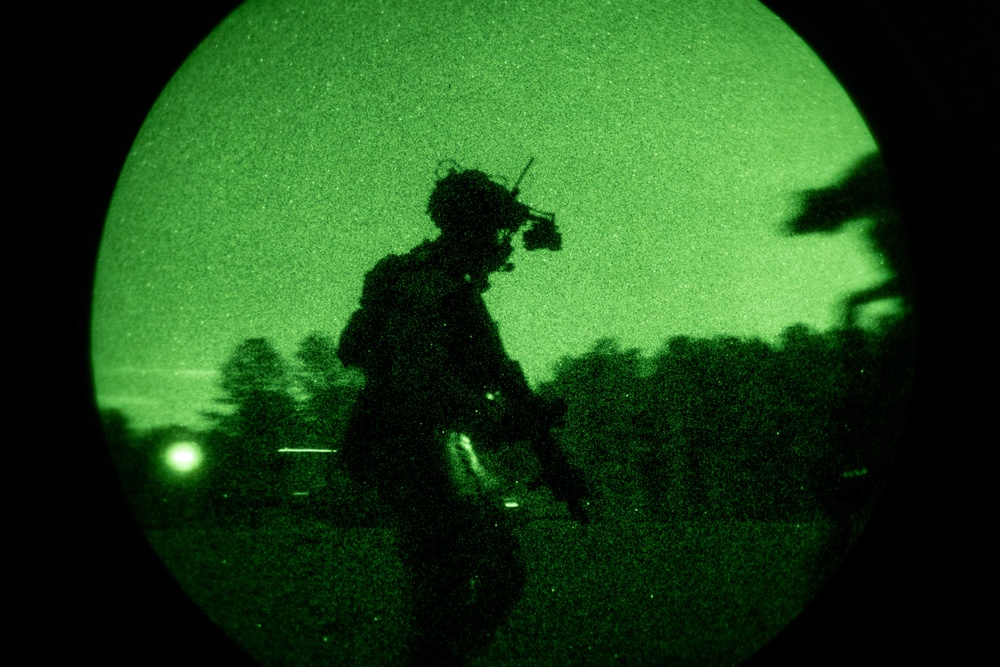 Marines conduct night raid with EOTG for deployment training