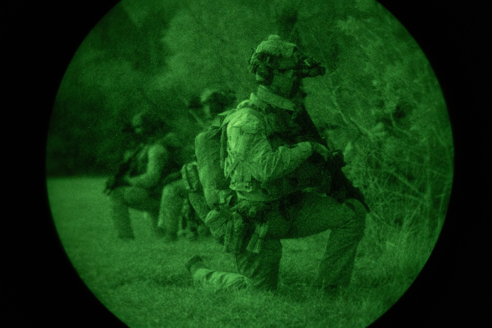 Marines conduct night raid with EOTG for deployment training