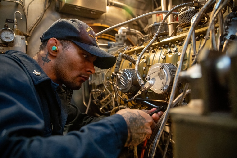 USS Benfold Conducts Engine Water