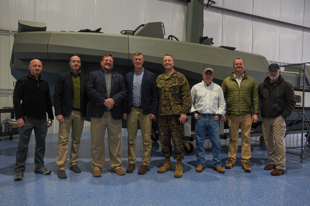 Naval architects introduce new littoral craft to 4th Marine Division Command Group