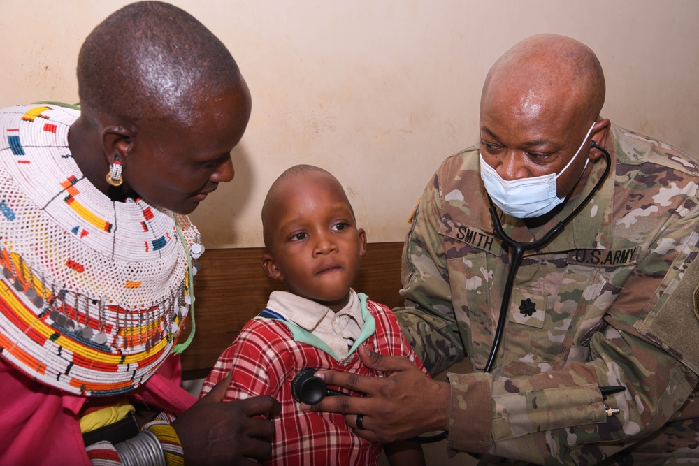 US, Kenya service members provide medical assistance at local hospital