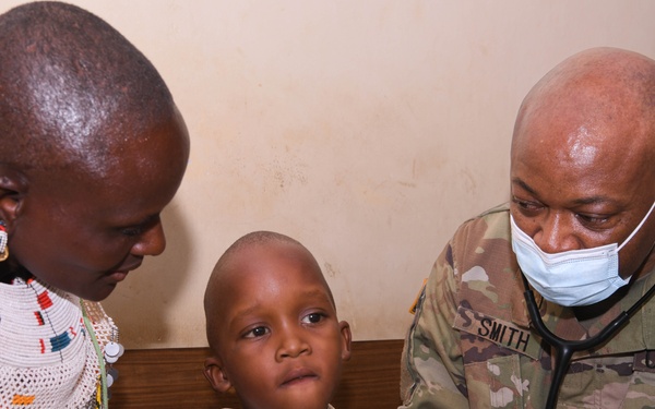 US, Kenya service members provide medical assistance at local hospital
