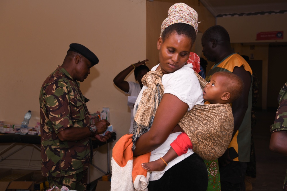 US, Kenya service members provide medical assistance at local hospital