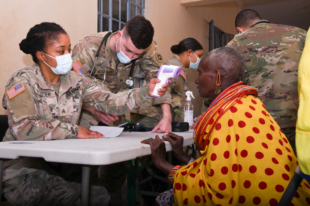 US, Kenya service members provide medical assistance at local hospital