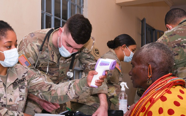 US, Kenya service members provide medical assistance at local hospital