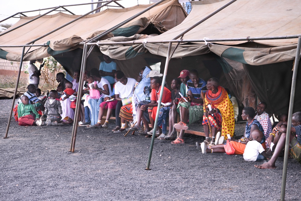 US, Kenya service members provide medical assistance at local hospital