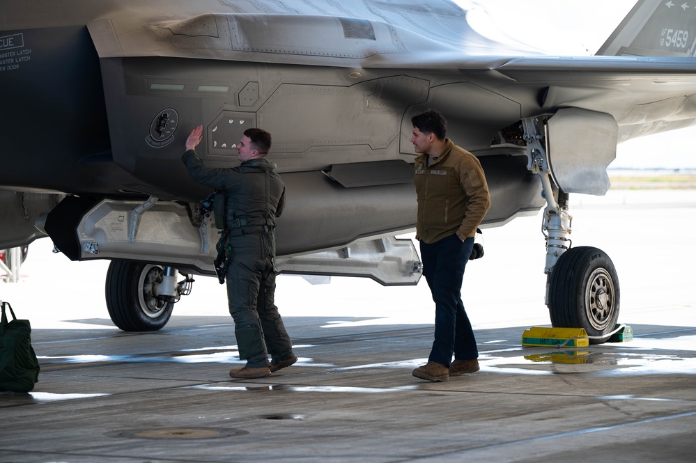 F-35 jets launch from NAS Lemoore