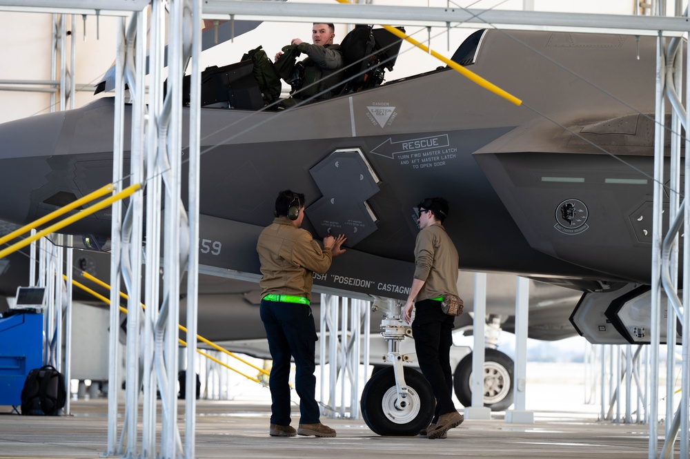 F-35 jets launch from NAS Lemoore