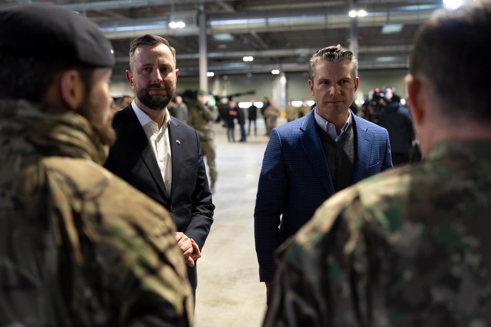 SD Meets with U.S. and Polish Troops in Powidz with Polish DPM &amp; MoD