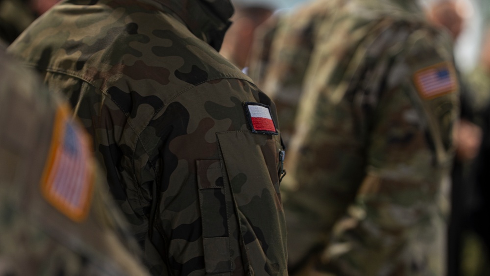 SD Meets with U.S. and Polish Troops in Powidz with Polish DPM &amp; MoD