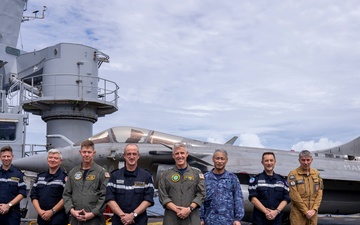 Head of French Navy hosts commander, U.S. Pacific Fleet, aboard FS Charles De Gaulle