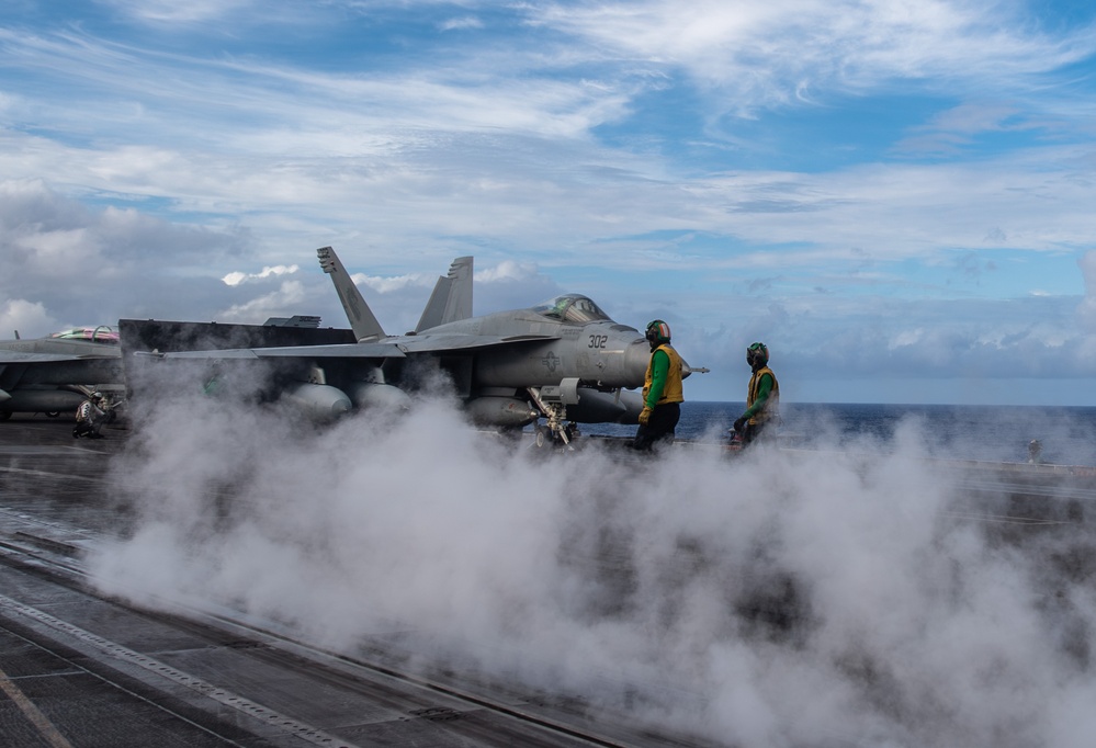 USS Carl Vinson (CVN 70) Conducts Routine Flight Operations in the Philippine Sea