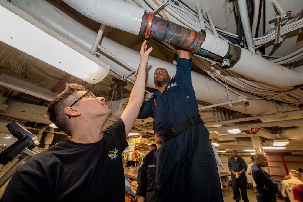 USS Carl Vinson (CVN 70) Conducts Routine Operations in the Philippine Sea