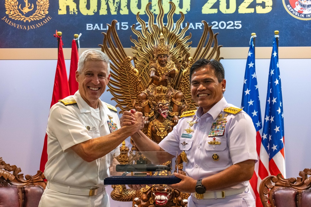 Commander, U.S. Pacific Fleet meets with Chief of Staff of Indonesian Navy during Multilateral Naval Exercise Komodo 2025