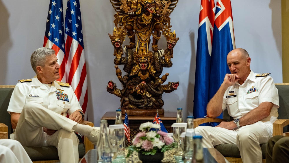 Commander, U.S. Pacific Fleet meets with Chief of Royal New Zealand Navy during Multilateral Naval Exercise Komodo 2025