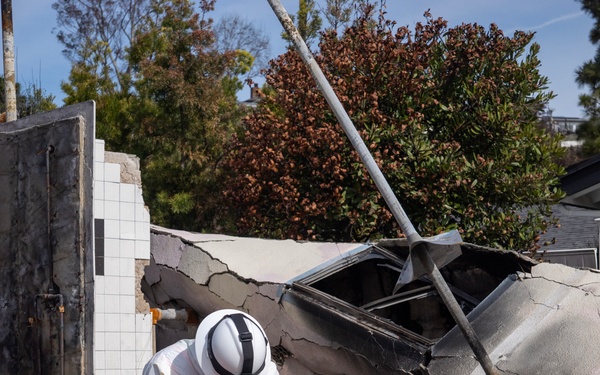Soldiers clear wildfire hazardous waste from homes in Pacific Palisades