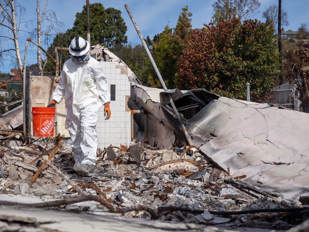 Soldiers clear wildfire hazardous waste from homes in Pacific Palisades