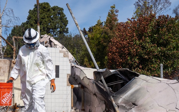 Soldiers clear wildfire hazardous waste from homes in Pacific Palisades