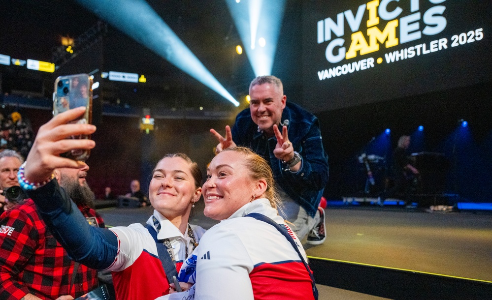 Team U.S. competitors celebrate during 2025 Invictus Games closing ceremony