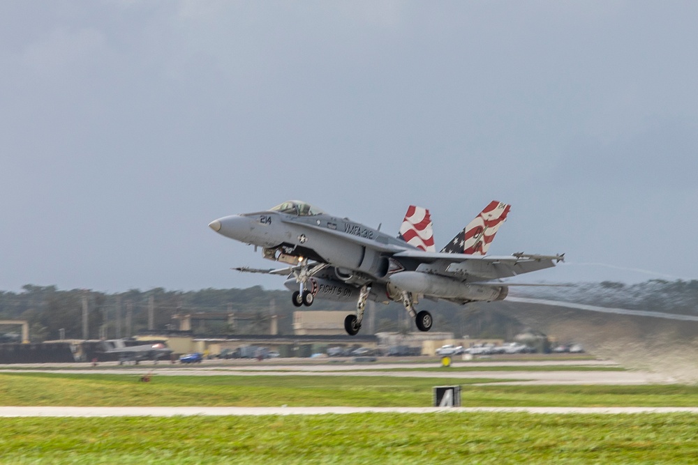 2nd MAW commanding general flies during Cope North 25