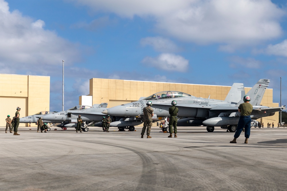 2nd MAW commanding general flies during Cope North 25