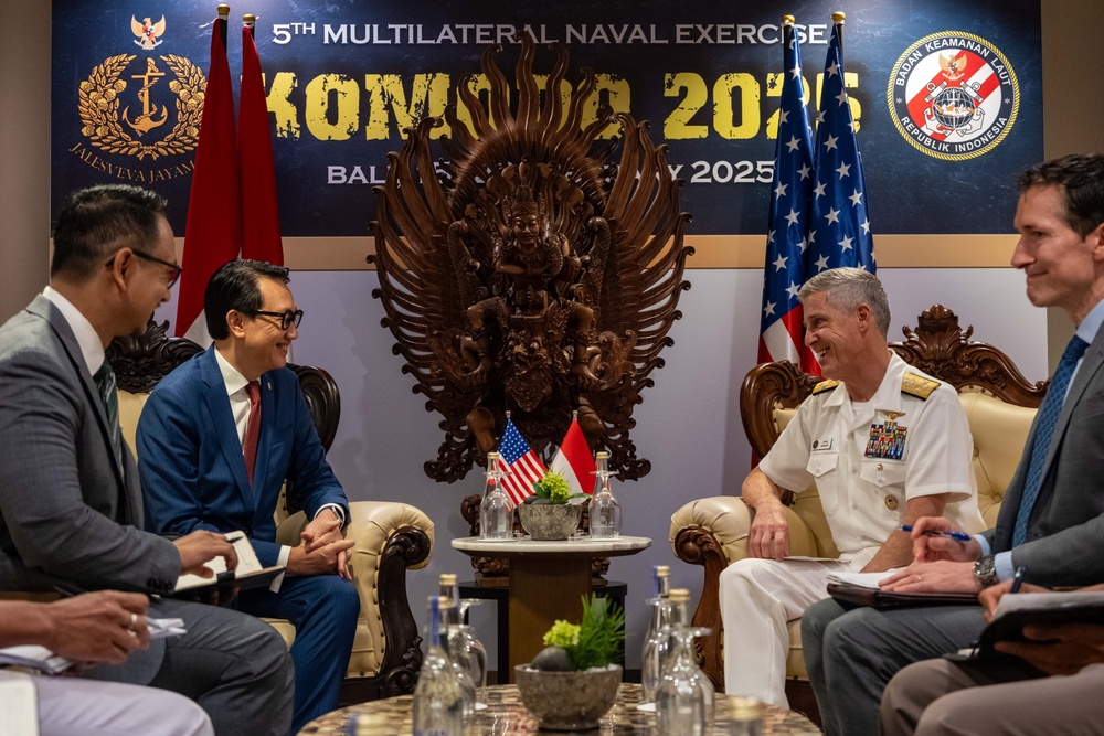 Commander, U.S. Pacific Fleet meets with Indonesia Vice Minister for Foreign Affairs during 6th International Maritime Security Symposium