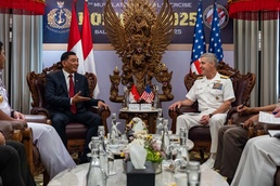 Commander, U.S. Pacific Fleet meets with Indonesia Minister of Defense during 6th International Maritime Security Symposium