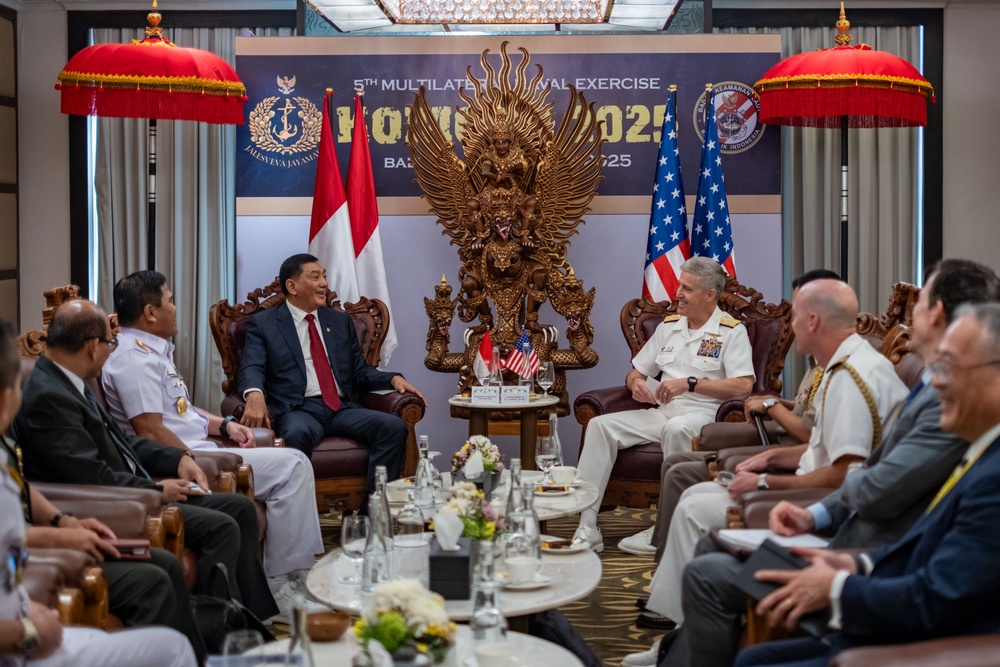 Commander, U.S. Pacific Fleet meets with Indonesia Minister of Defense during 6th International Maritime Security Symposium