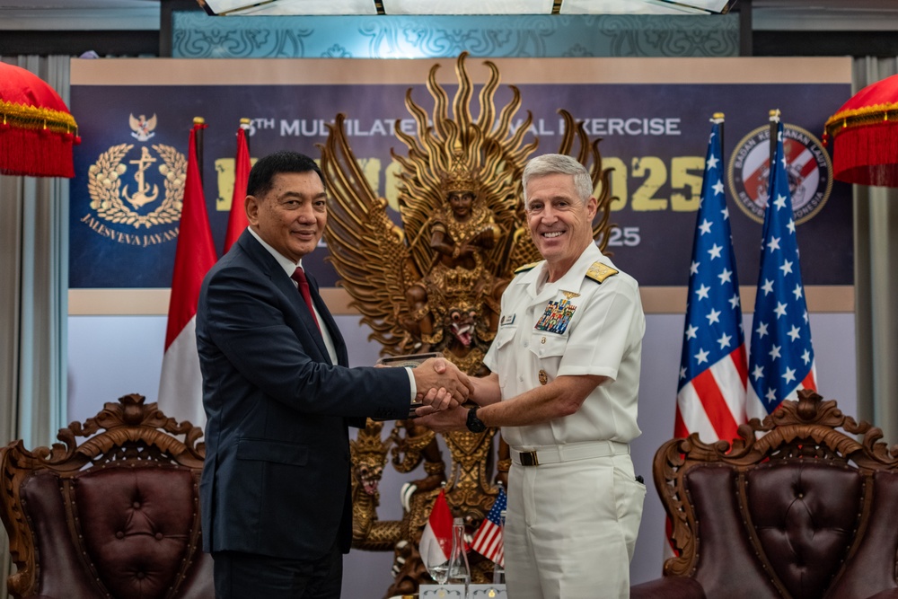 Commander, U.S. Pacific Fleet meets with Indonesia Minister of Defense during 6th International Maritime Security Symposium