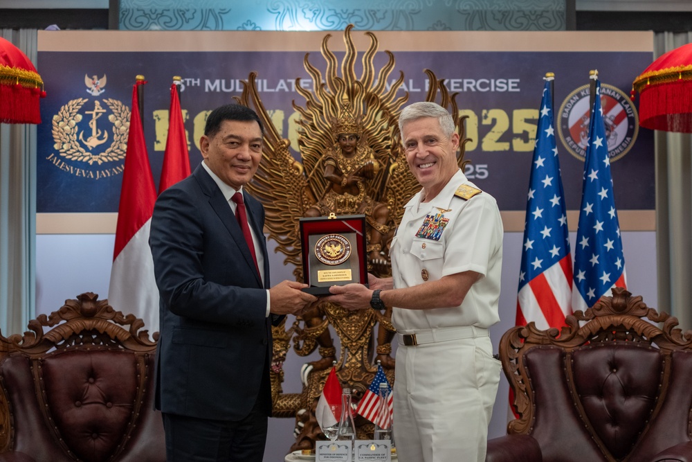 Commander, U.S. Pacific Fleet meets with Indonesia Minister of Defense during 6th International Maritime Security Symposium